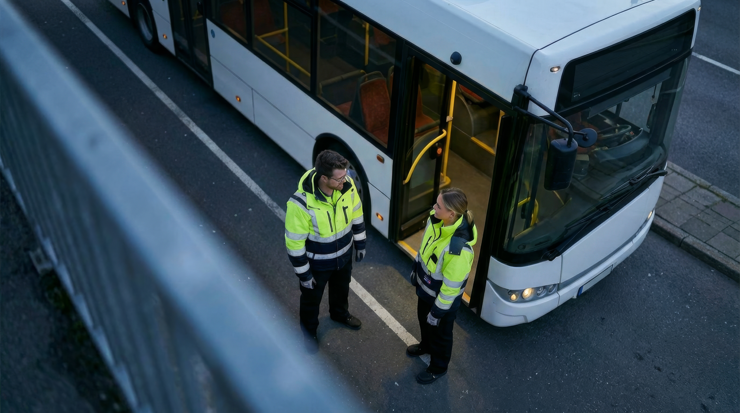 Två tekniker brevid en buss