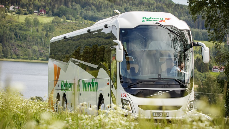 Närbild på buss i landsbygd
