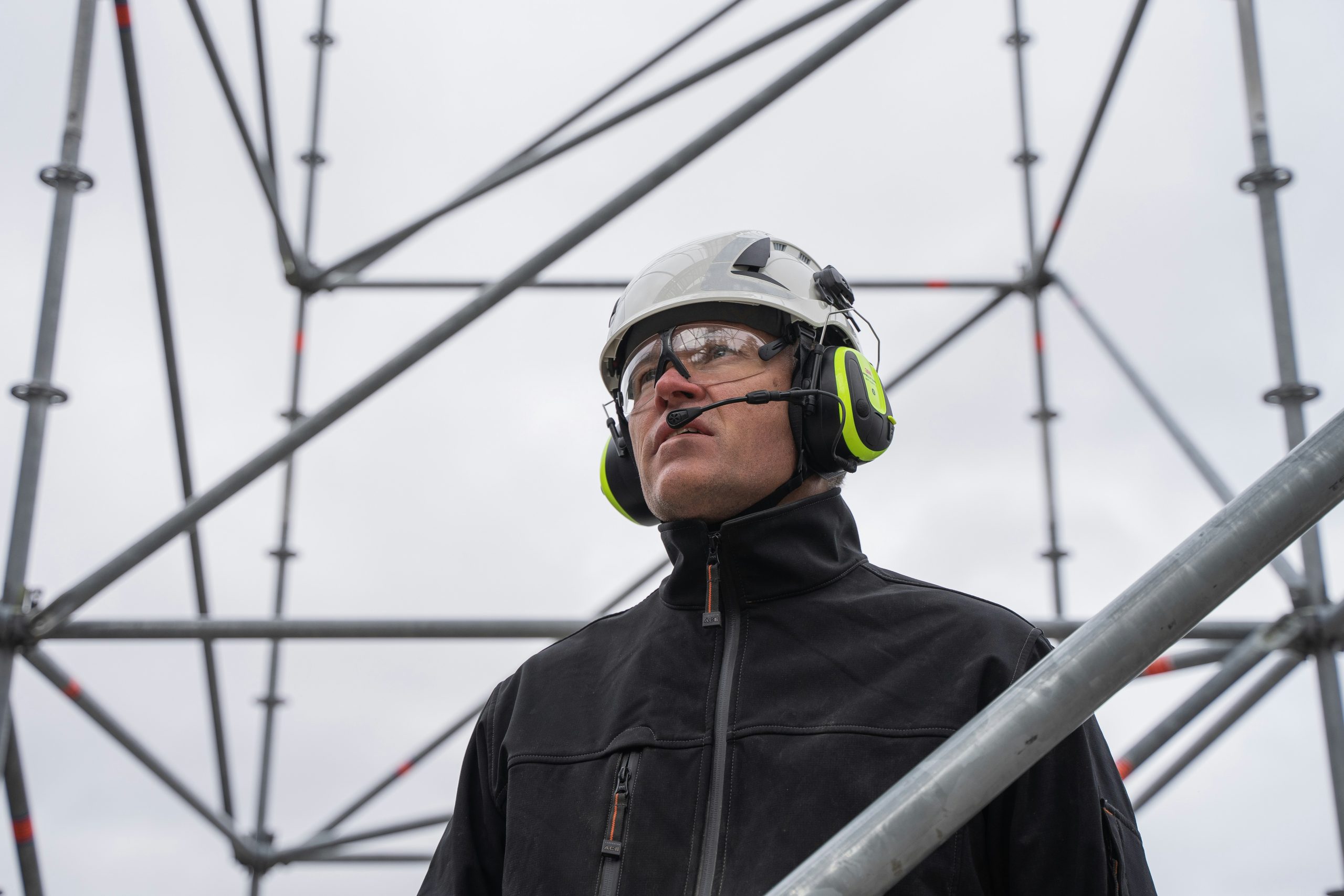 Bild på en servicetekniker med skyddshjälm